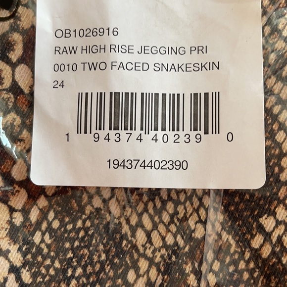 Free people High-Rise Snakeskin Crop Skinny Jeans (2 for $30) - Picture 3 of 4